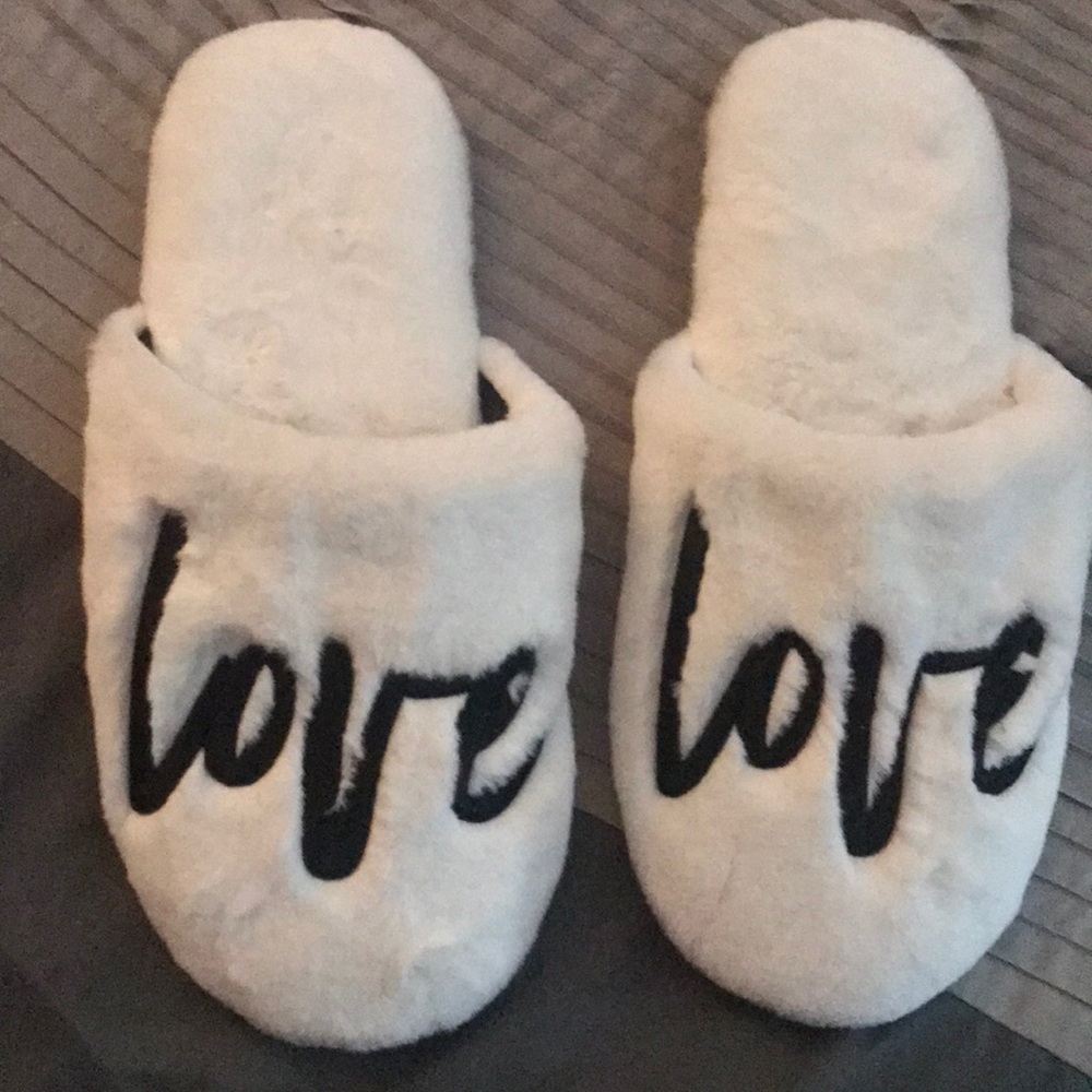 Victoria’s Secret faux fur slippers MEDIUM new